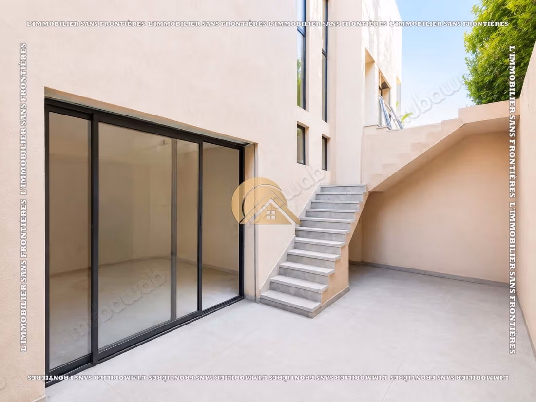 Villa vide de 470 m² à Targa – 4 habitaciones, suite, piscina privada y jardín