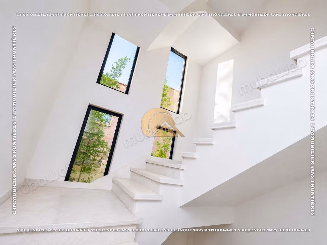 Villa vide de 470 m² à Targa – 4 habitaciones, suite, piscina privada y jardín
