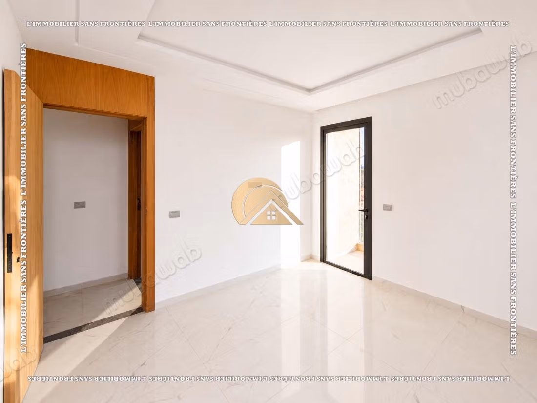 Villa vide de 470 m² à Targa – 4 habitaciones, suite, piscina privada y jardín