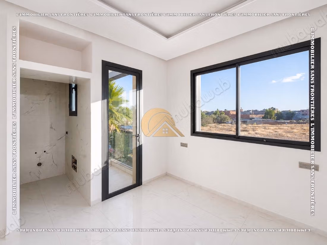 Villa vide de 470 m² à Targa – 4 habitaciones, suite, piscina privada y jardín