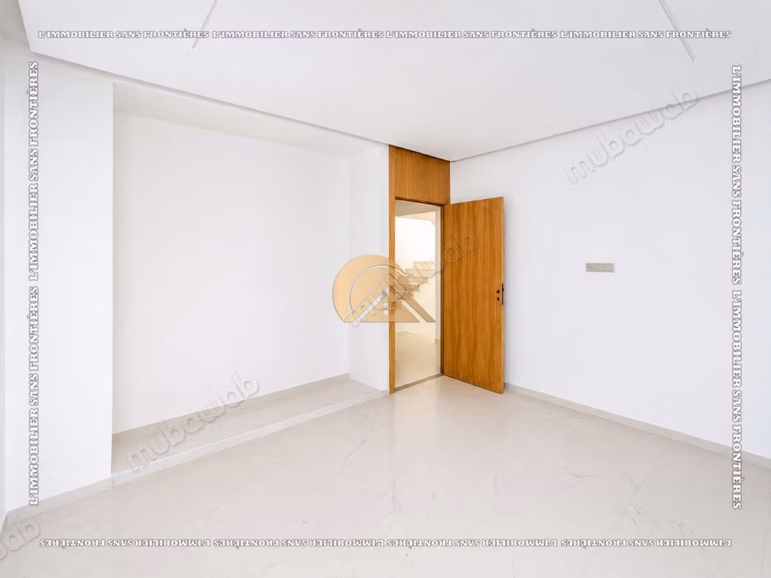 Villa vide de 470 m² à Targa – 4 habitaciones, suite, piscina privada y jardín