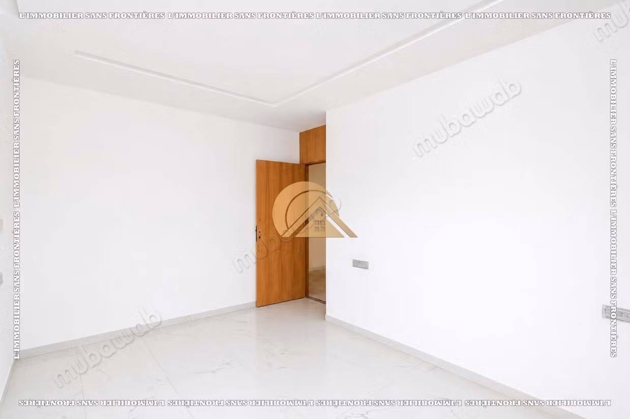 Villa vide de 470 m² à Targa – 4 habitaciones, suite, piscina privada y jardín