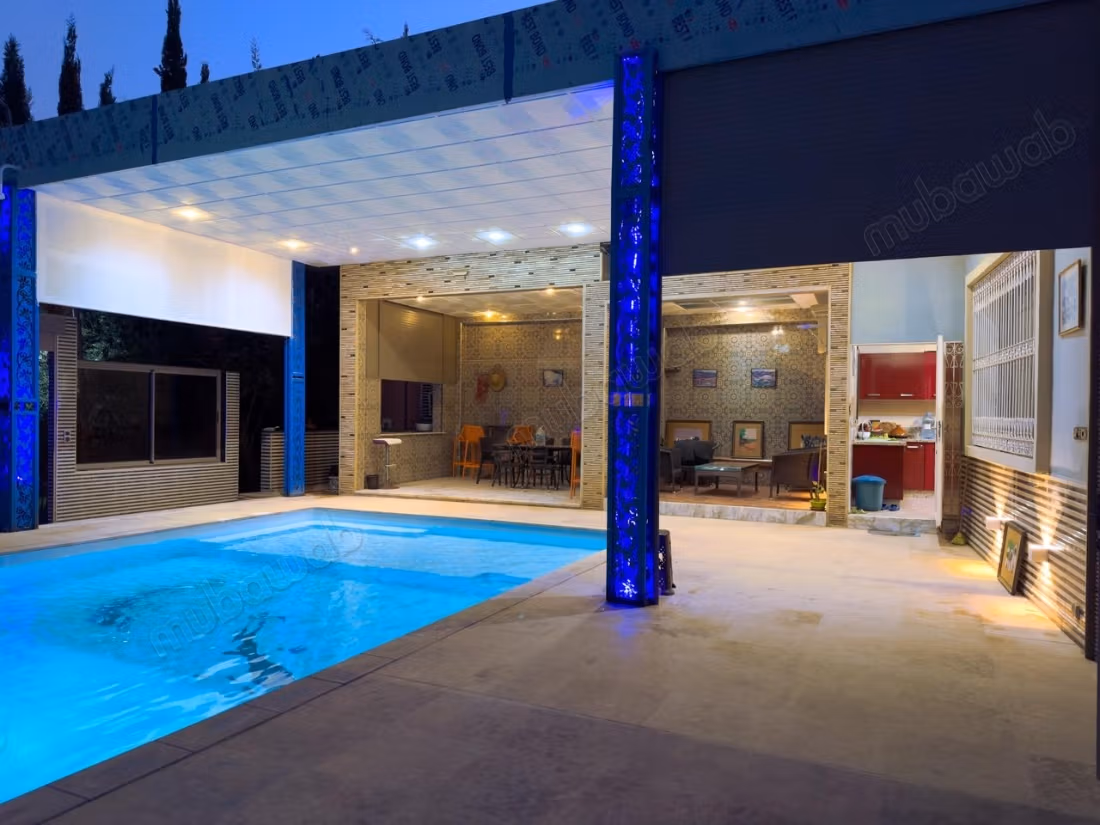 Villa de luxe à vendre. Superficie totale de 1300 m². Espace de rangement ample