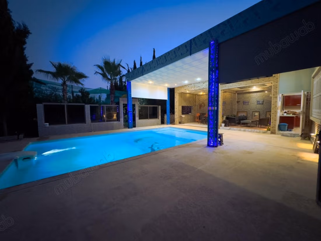 Villa de luxe à vendre. Superficie totale de 1300 m². Espace de rangement ample