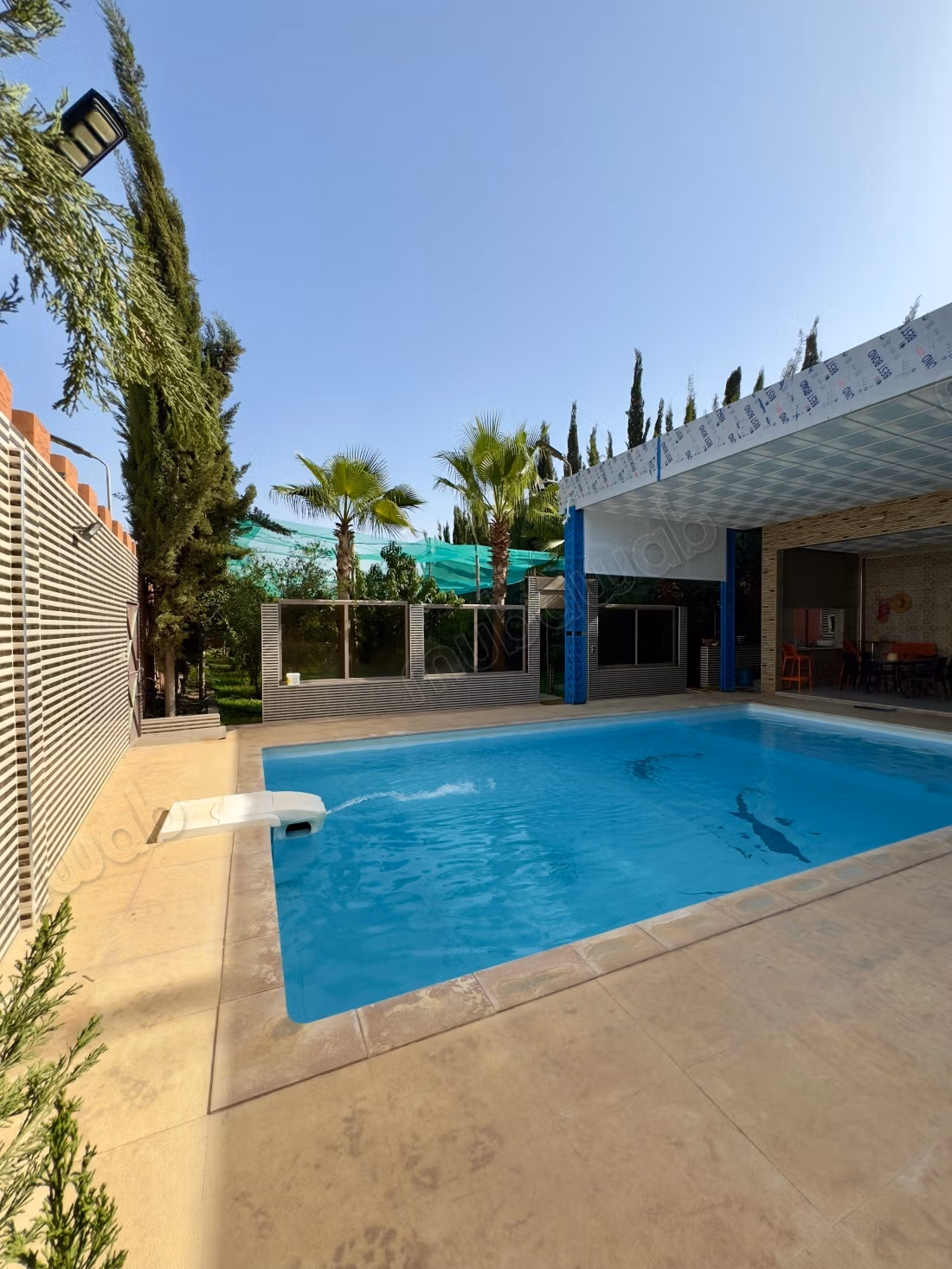 Villa de luxe à vendre. Superficie totale de 1300 m². Espace de rangement ample
