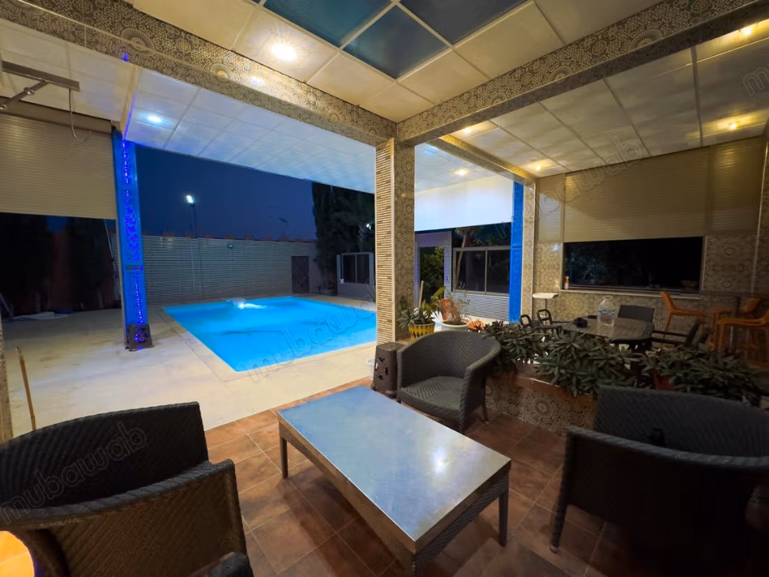 Villa de luxe à vendre. Superficie totale de 1300 m². Espace de rangement ample