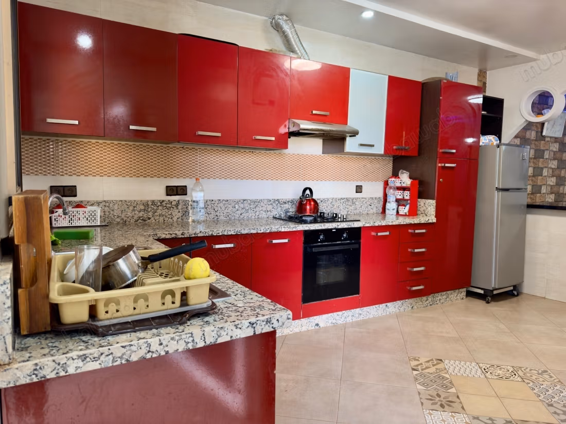Villa de luxe à vendre. Superficie totale de 1300 m². Espace de rangement ample