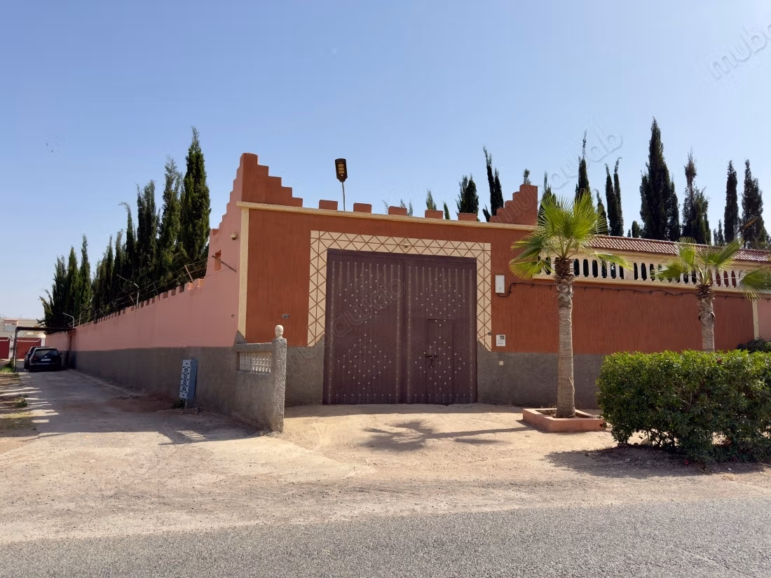 Villa de luxe à vendre. Superficie totale de 1300 m². Espace de rangement ample