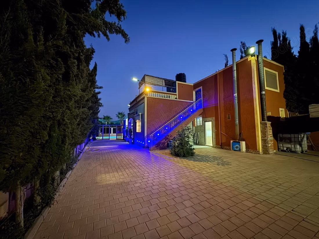 Villa de luxe à vendre. Superficie totale de 1300 m². Espace de rangement ample