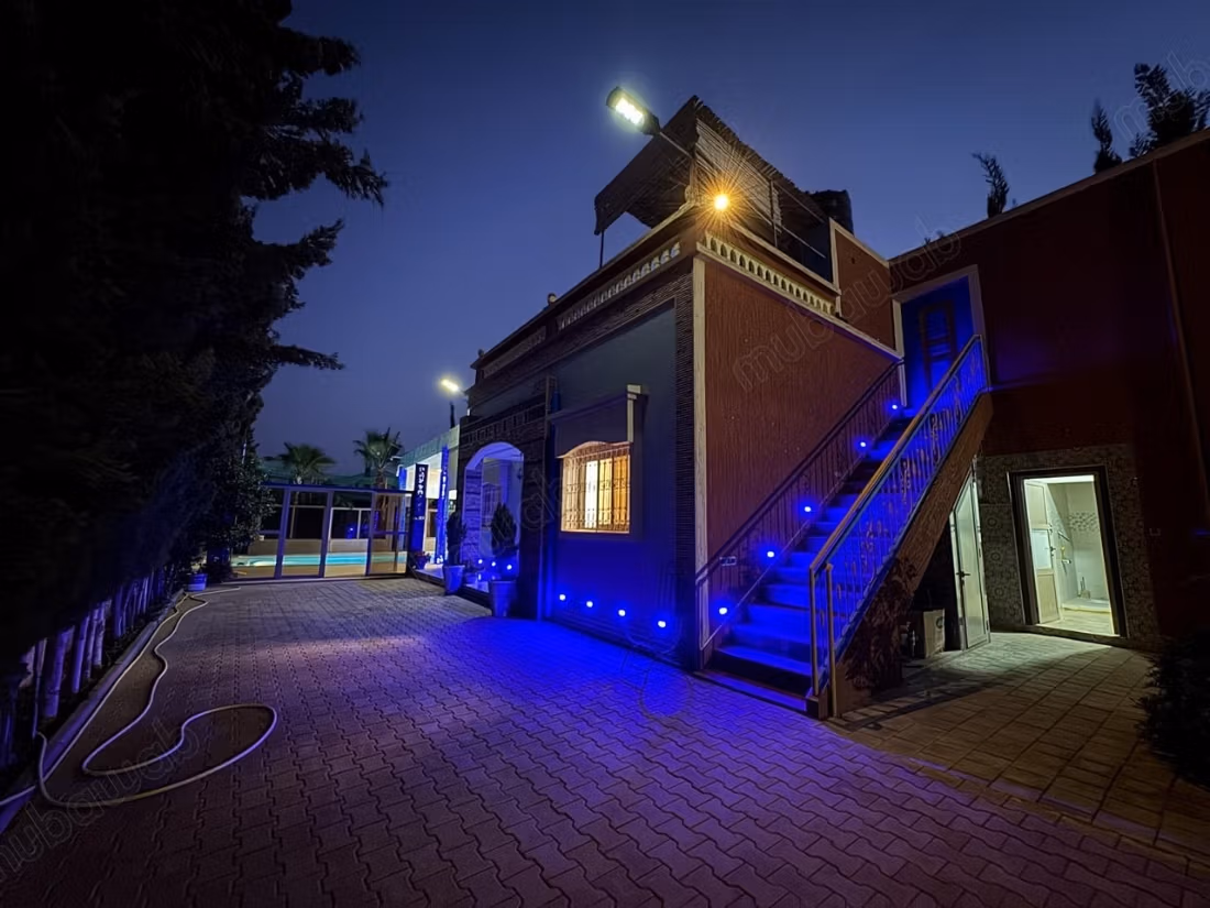 Villa de luxe à vendre. Superficie totale de 1300 m². Espace de rangement ample