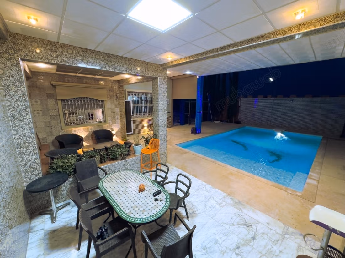 Villa de luxe à vendre. Superficie totale de 1300 m². Espace de rangement ample