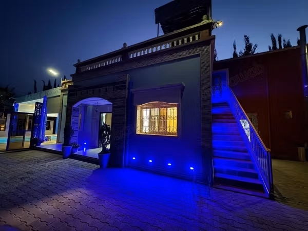 Villa de luxe à vendre. Superficie totale de 1300 m². Espace de rangement ample