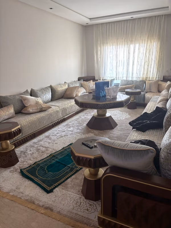 Vend appartement à Mers Sultan. 
5 pièces confortables. 
Bien meublé