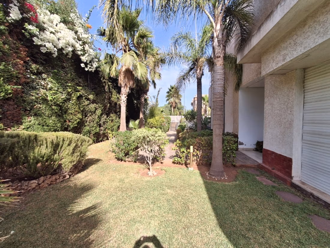 Vend villa 902 m2 dans residence fermee a bouskoura