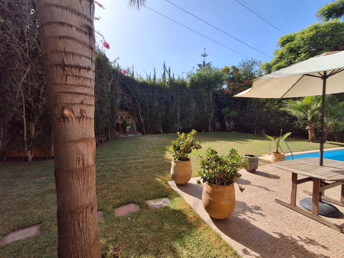 Vend villa 902 m2 dans residence fermee a bouskoura