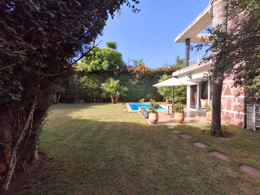 Vend villa 902 m2 dans residence fermee a bouskoura
