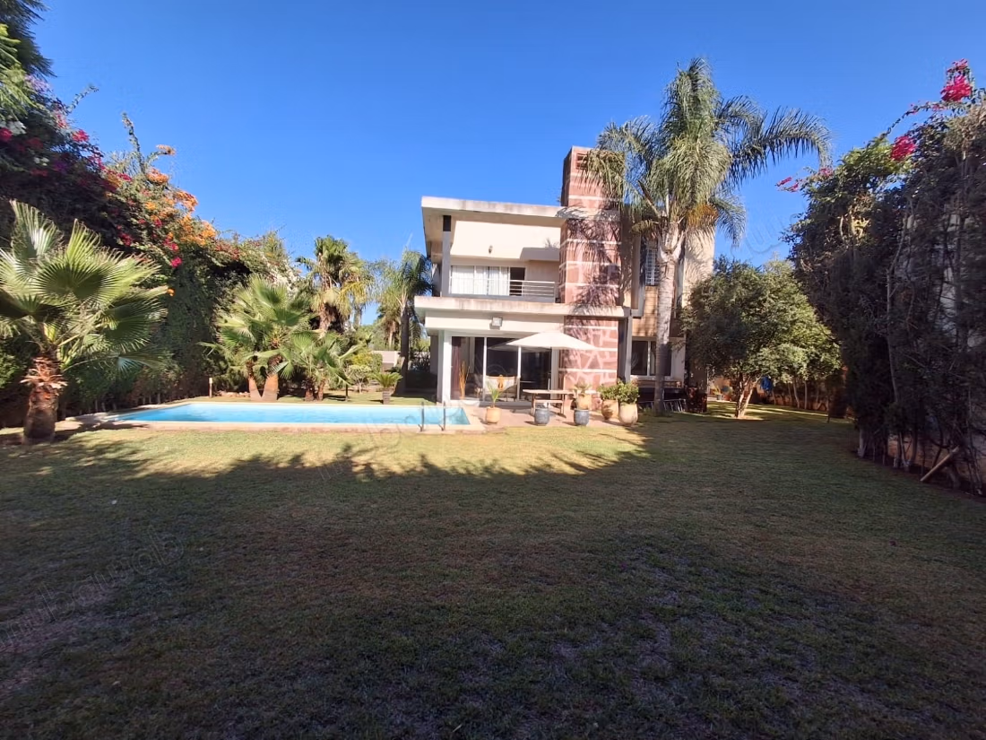 Vend villa 902 m2 dans residence fermee a bouskoura