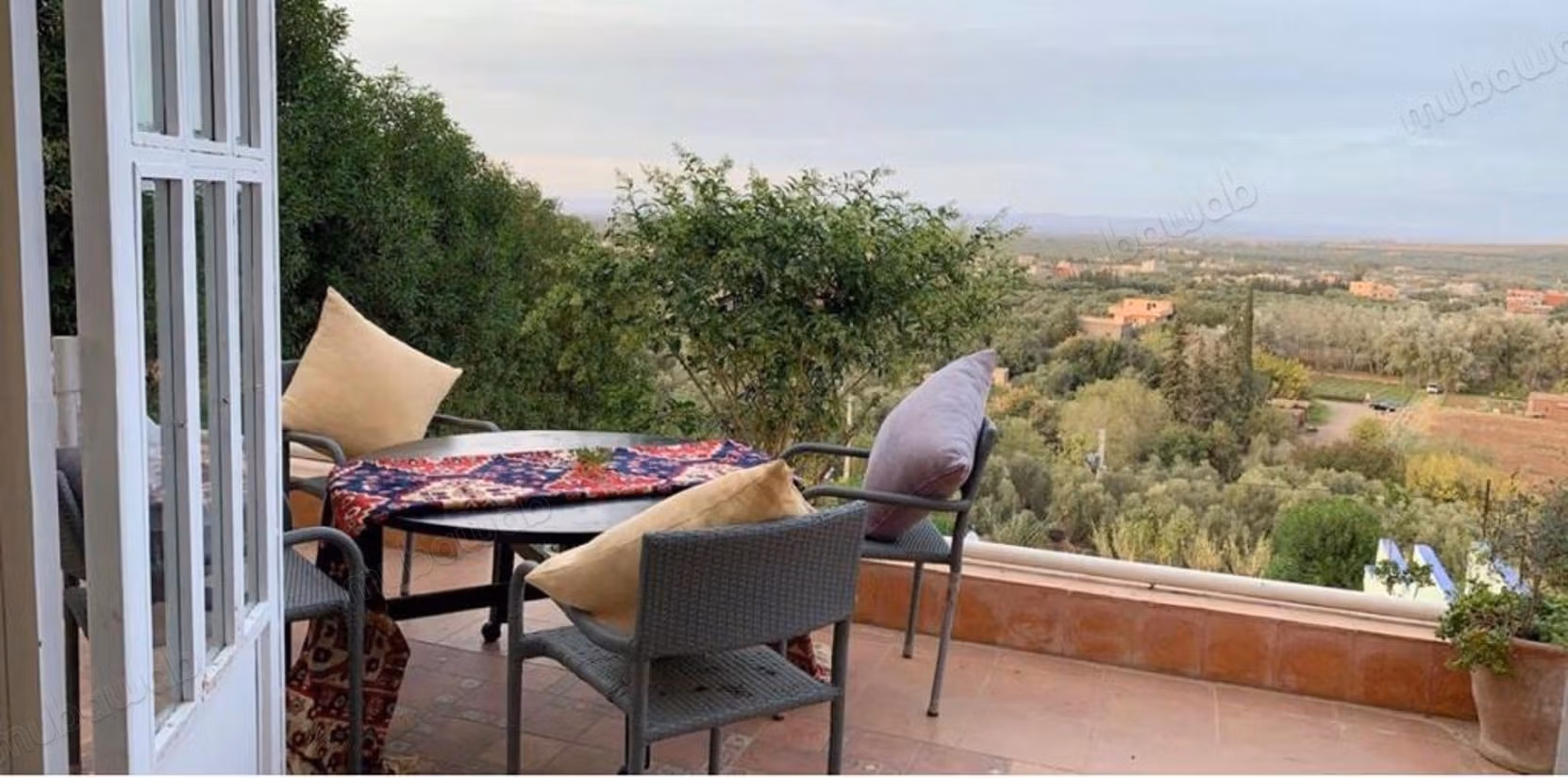 Gran villa con piscina y vista a la montaña