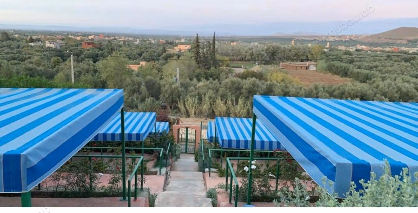 Gran villa con piscina y vista a la montaña