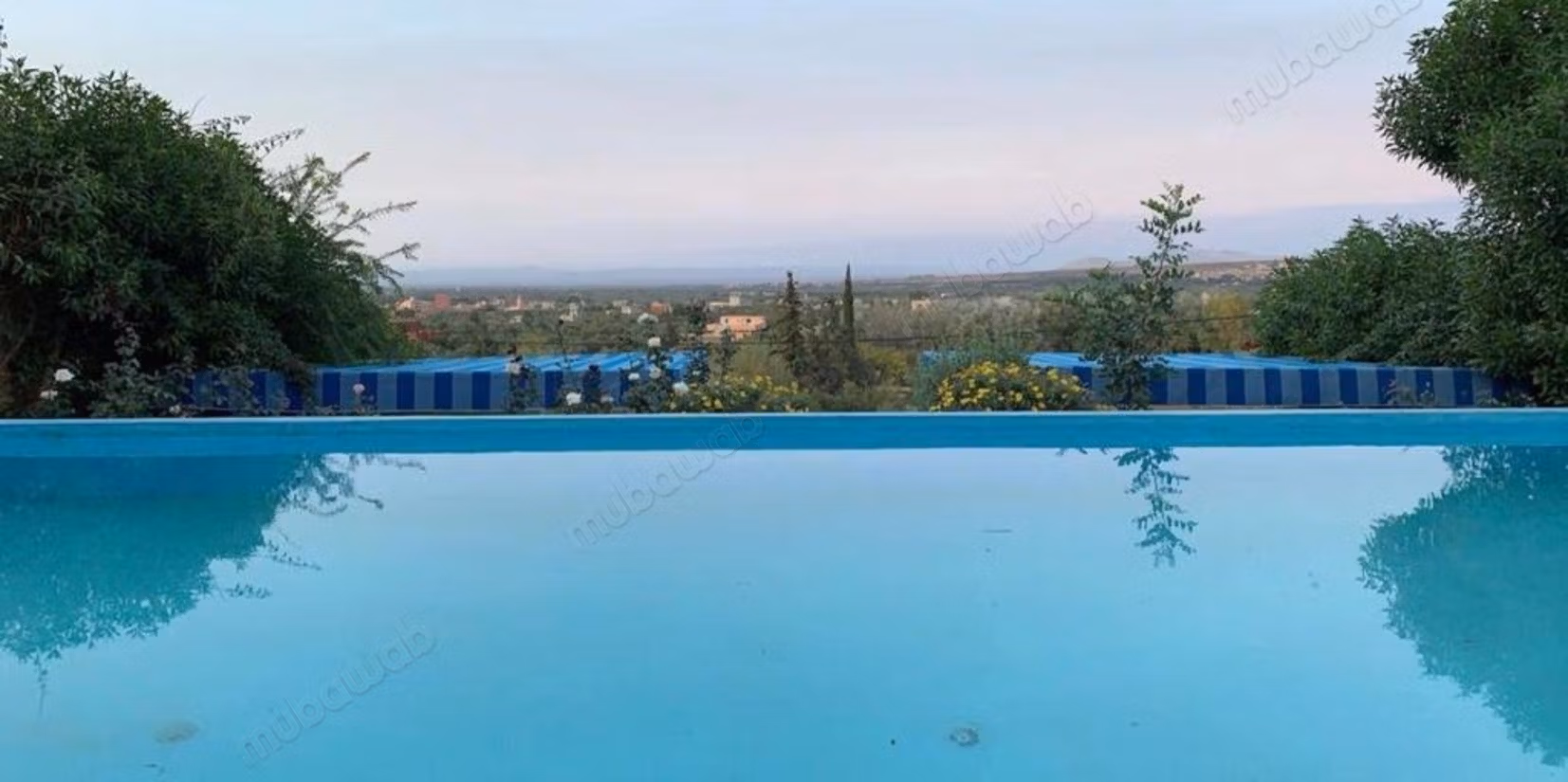 Gran villa con piscina y vista a la montaña