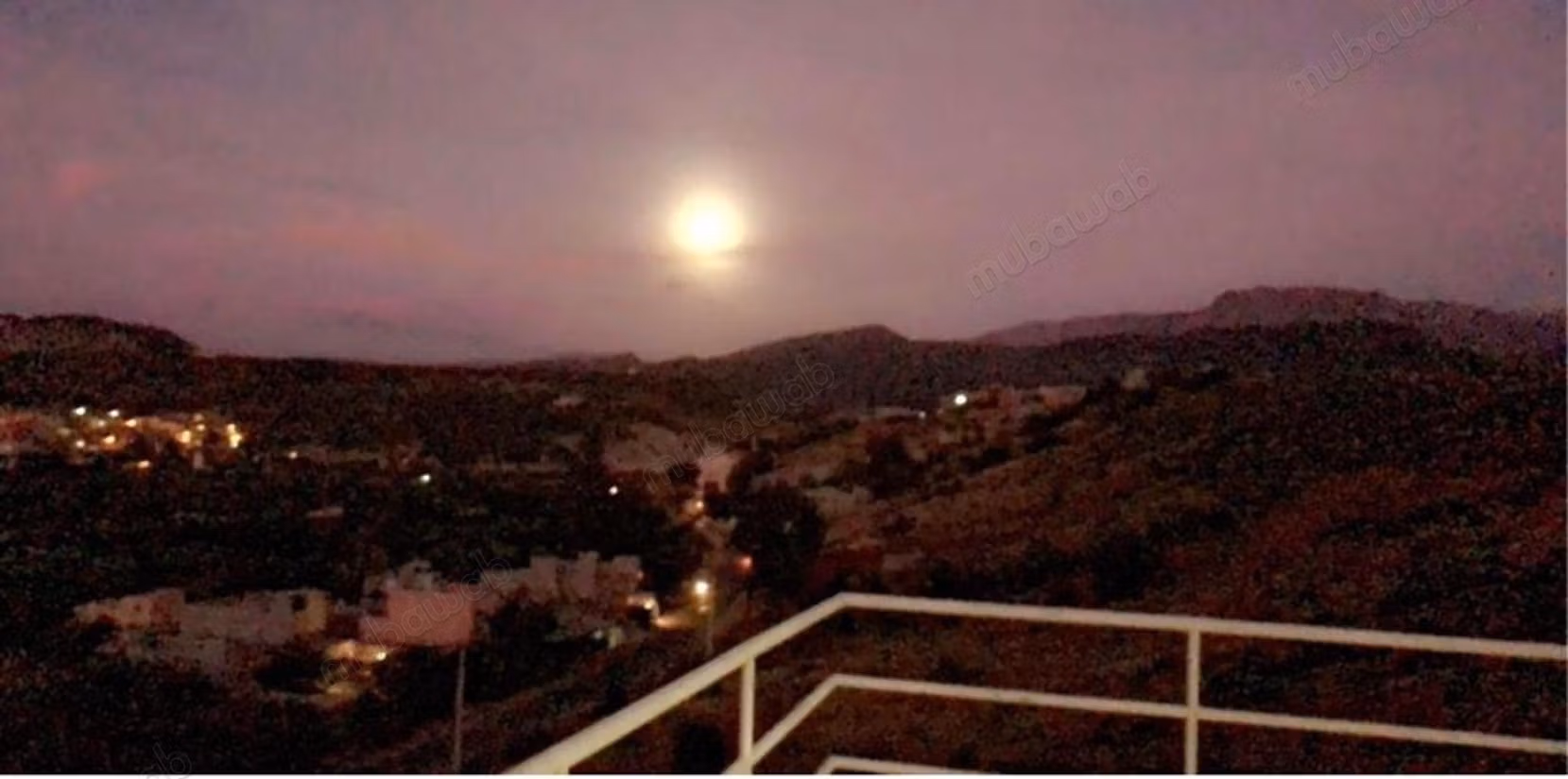 Gran villa con piscina y vista a la montaña