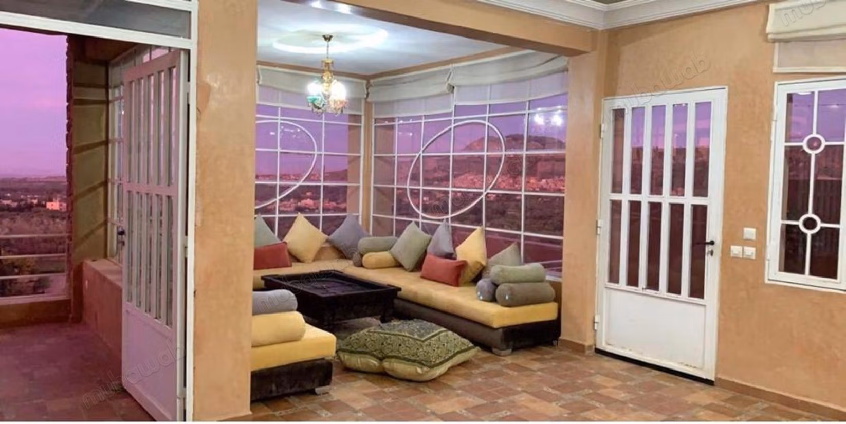 Gran villa con piscina y vista a la montaña