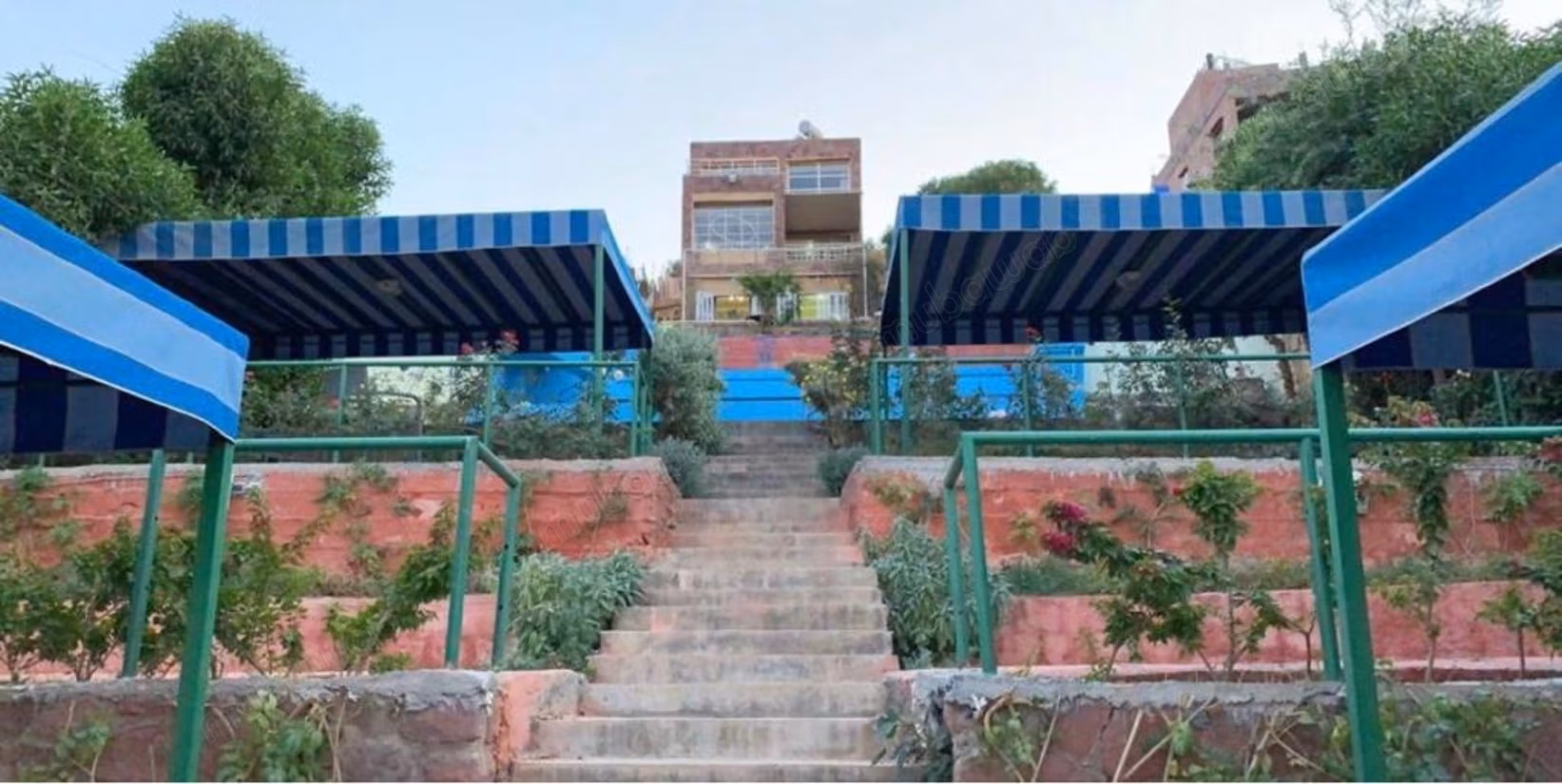 Gran villa con piscina y vista a la montaña