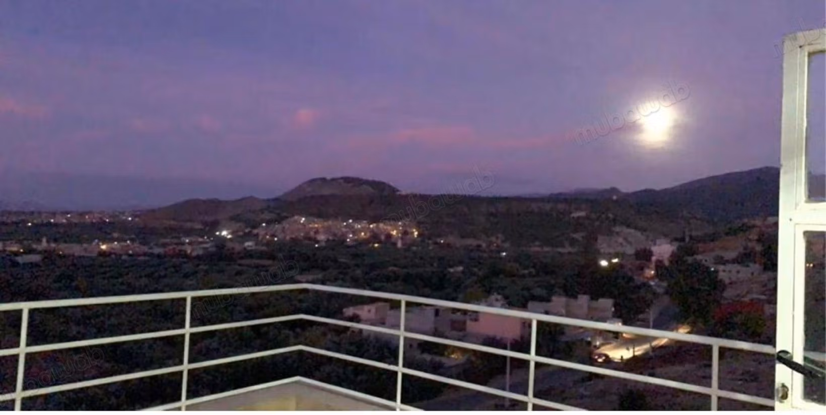 Gran villa con piscina y vista a la montaña