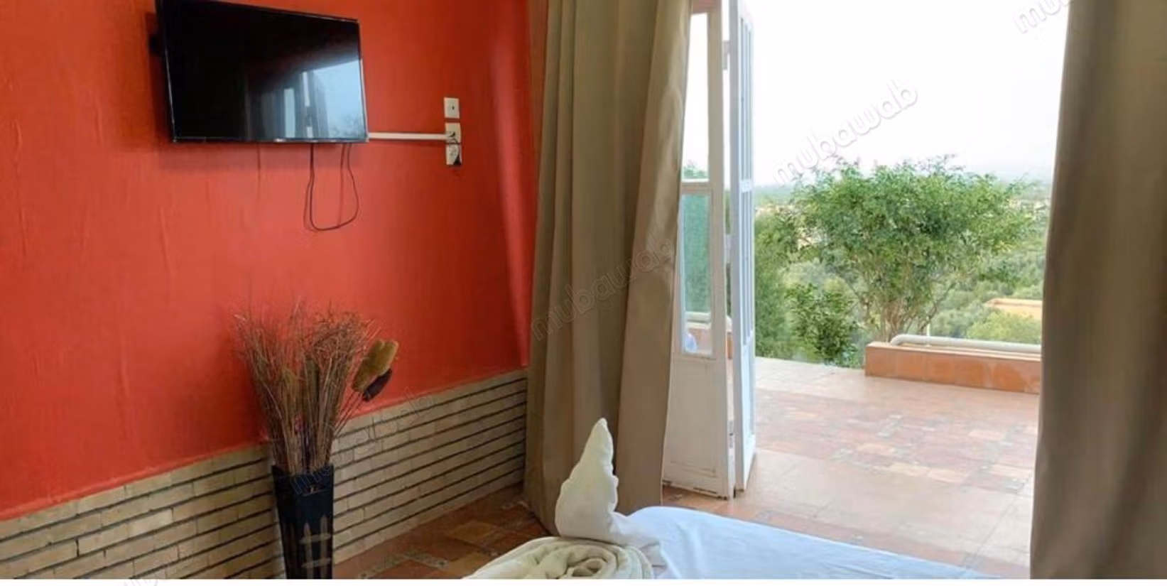 Gran villa con piscina y vista a la montaña