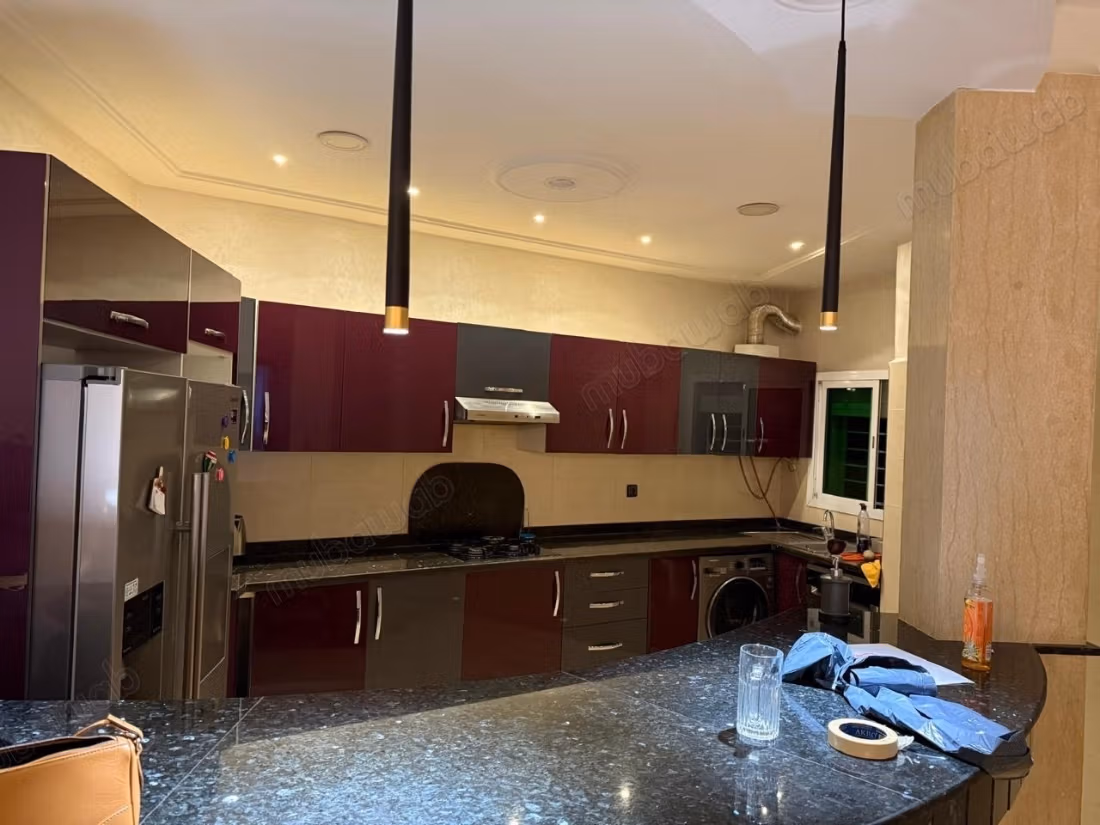Appartement à louer à Al Karaouiyine. 
Surface de 120 m². 
Bien meublé