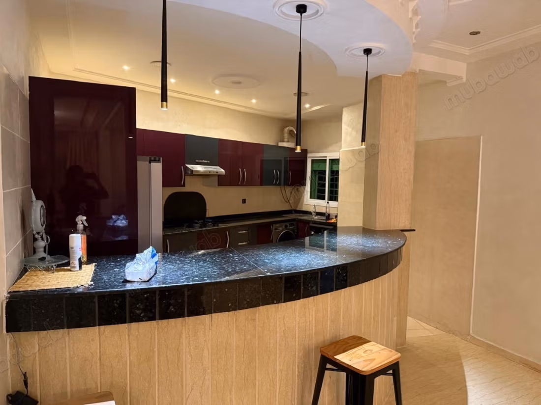 Appartement à louer à Al Karaouiyine. 
Surface de 120 m². 
Bien meublé
