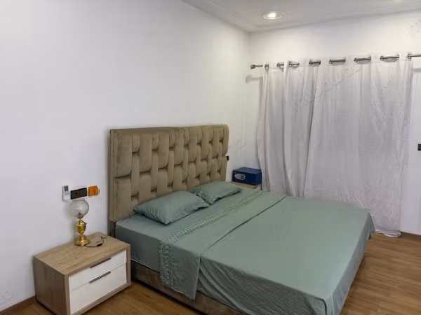 Appartement à louer à Al Karaouiyine. 
Surface de 120 m². 
Bien meublé
