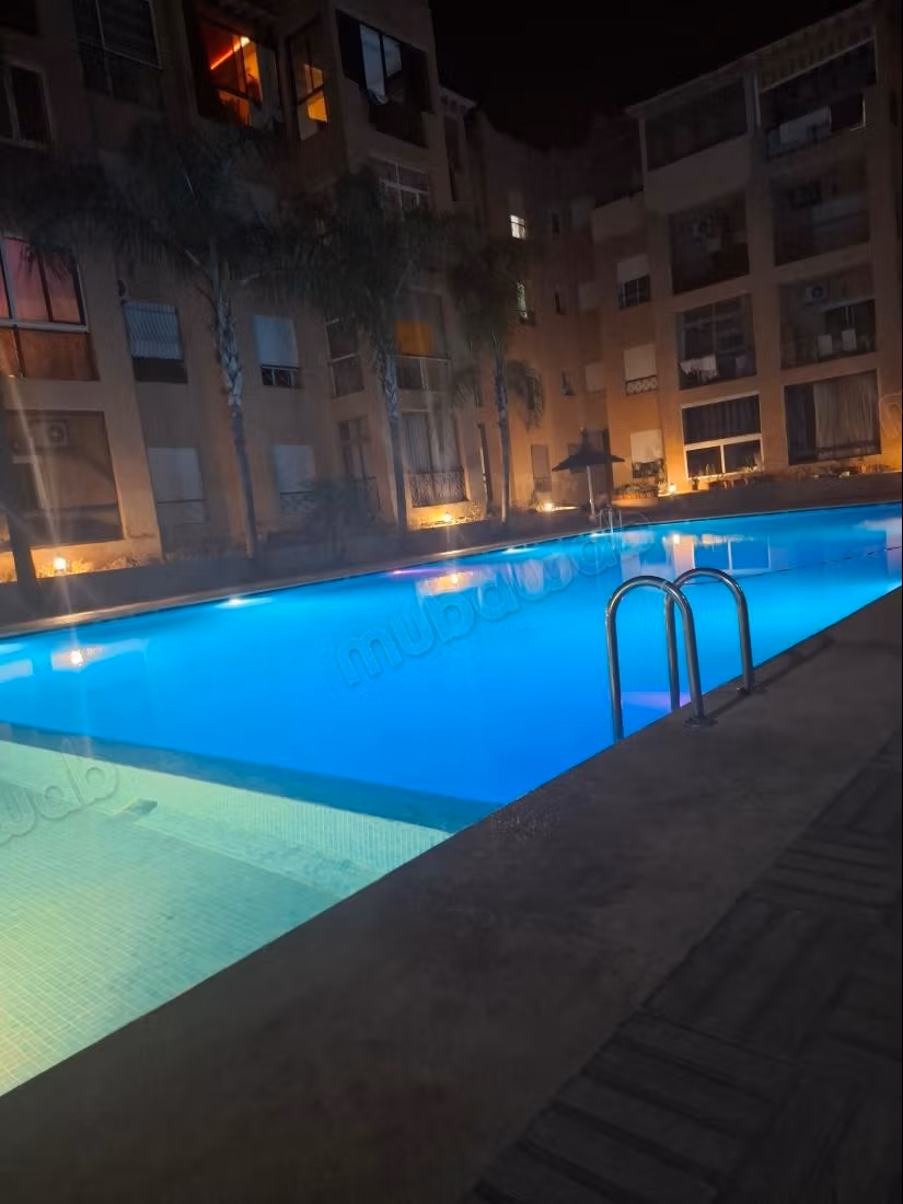 Très bel appartement en location à Administratif. 
2 belles chambres. 
Jardin et terrasse