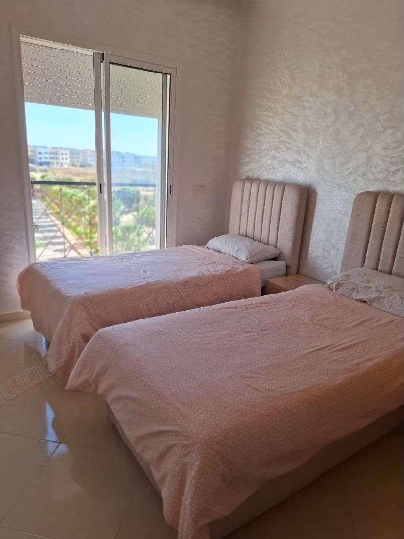 Très bel appartement en location à Administratif. 
2 belles chambres. 
Jardin et terrasse