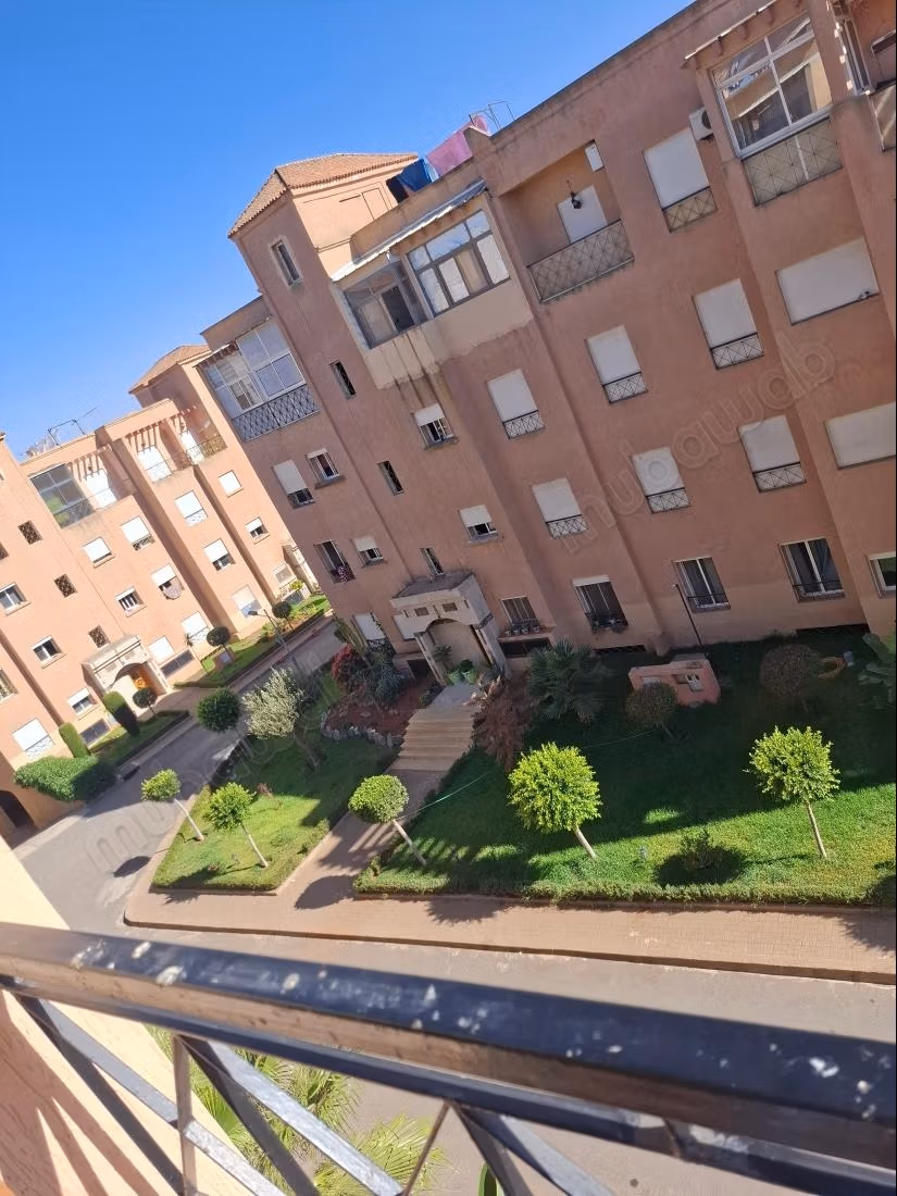 Très bel appartement en location à Administratif. 
2 belles chambres. 
Jardin et terrasse