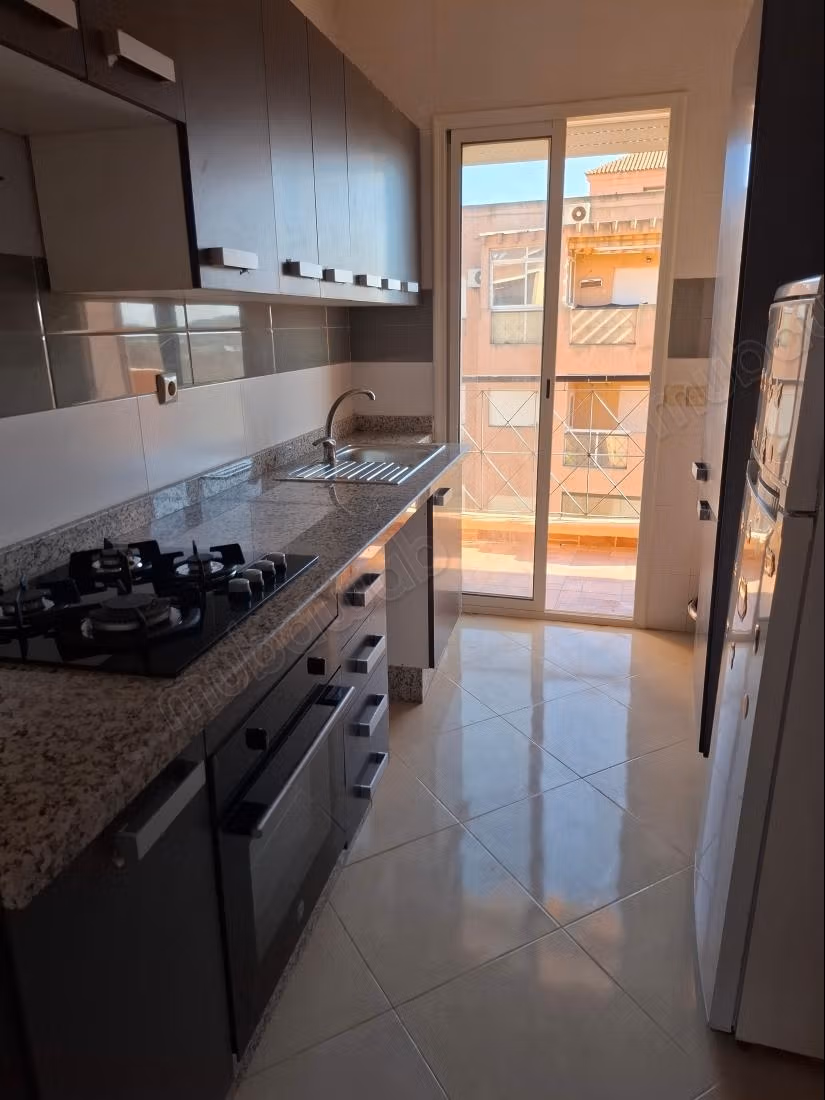 Très bel appartement en location à Administratif. 
2 belles chambres. 
Jardin et terrasse