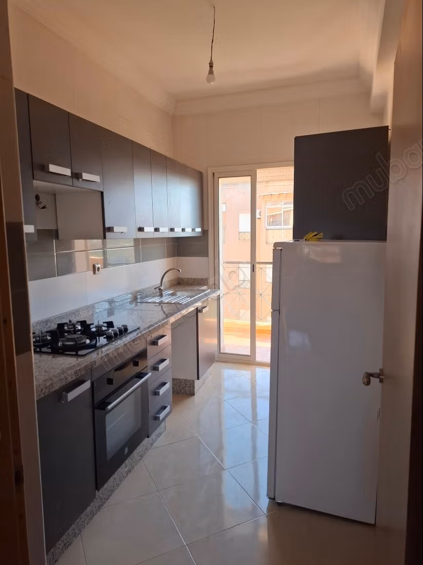Très bel appartement en location à Administratif. 
2 belles chambres. 
Jardin et terrasse