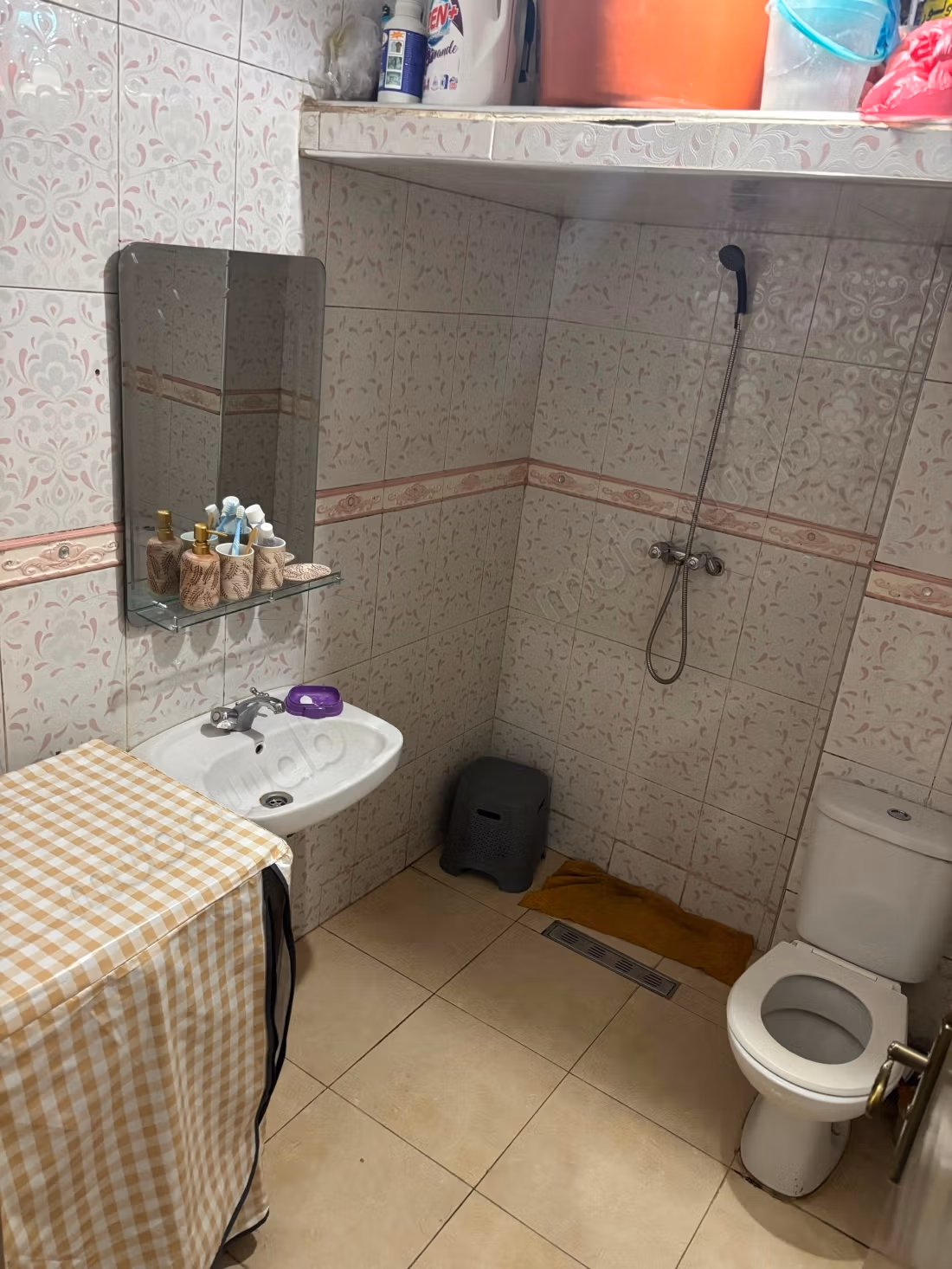 Appartement à vendre à Al Azhar. Superficie 67 m². Salon traditionnel marocain, résidence sécurisée