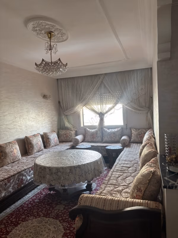 Appartement à vendre à Al Azhar. Superficie 67 m². Salon traditionnel marocain, résidence sécurisée