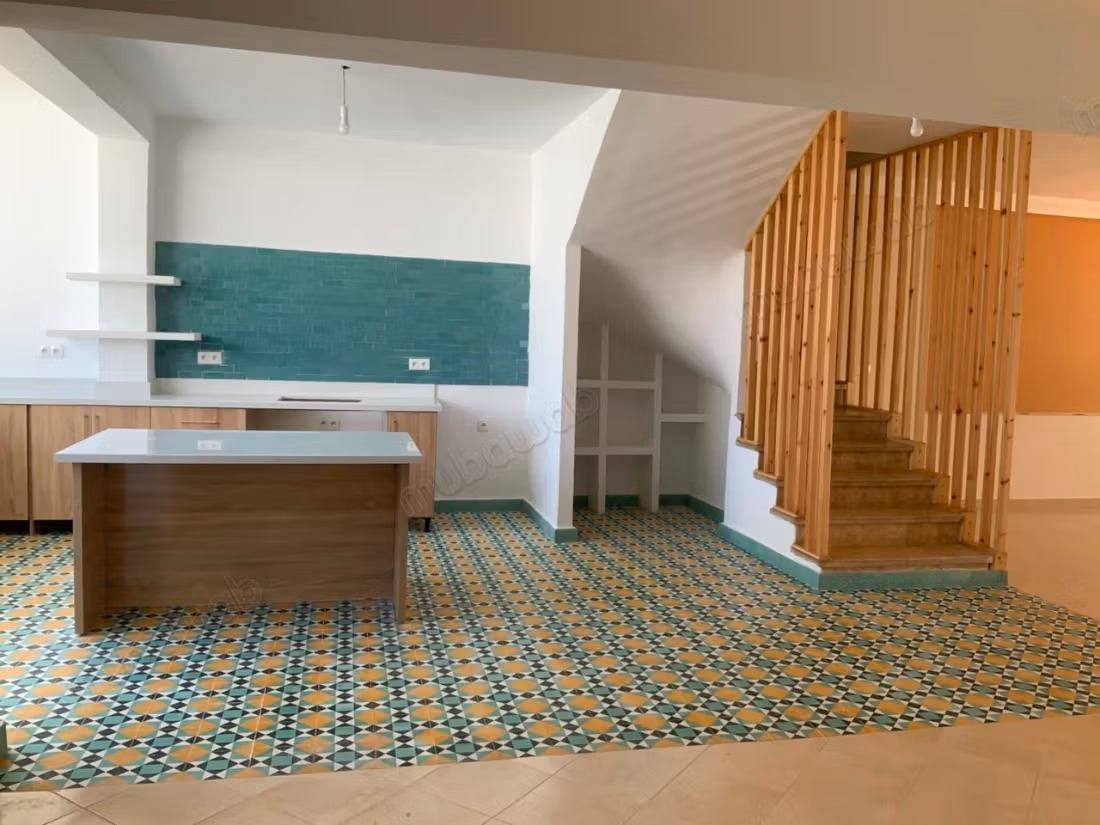 Appartment duplex à louer à Administratif. 3 chambres, chemi...