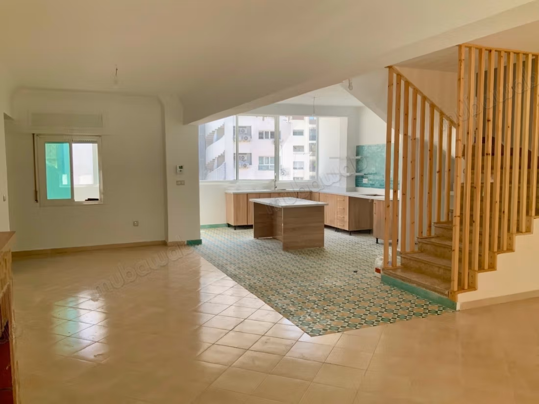 Appartment duplex à louer à Administratif. 3 chambres, cheminée