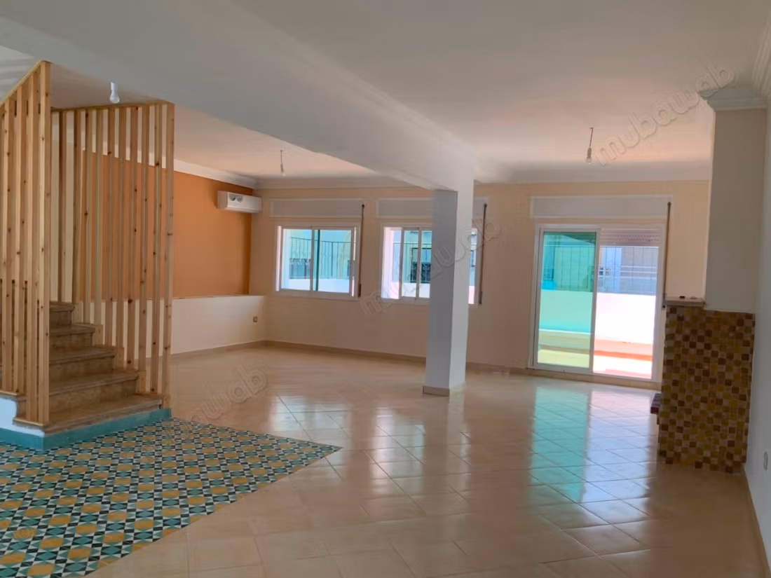 Appartment duplex à louer à Administratif. 3 chambres, cheminée