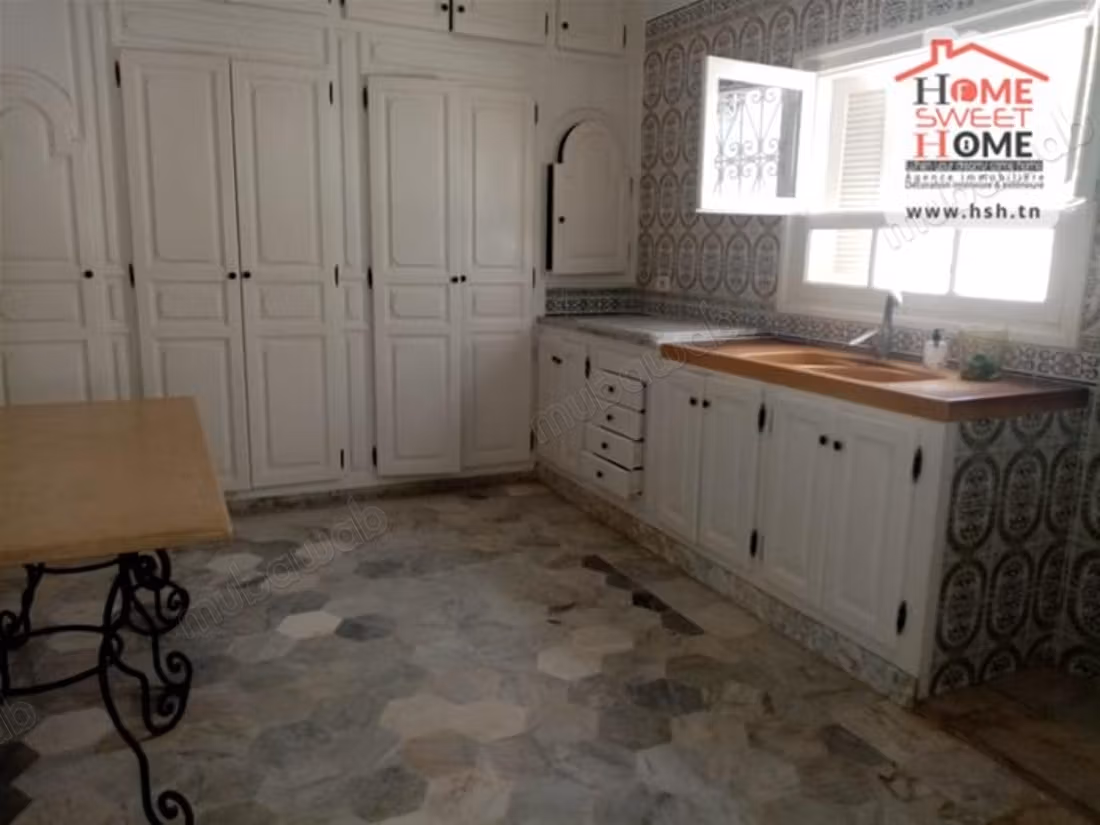 Fabulous apartment for sale in Amilcar. Dimension 180 m². Large terrace