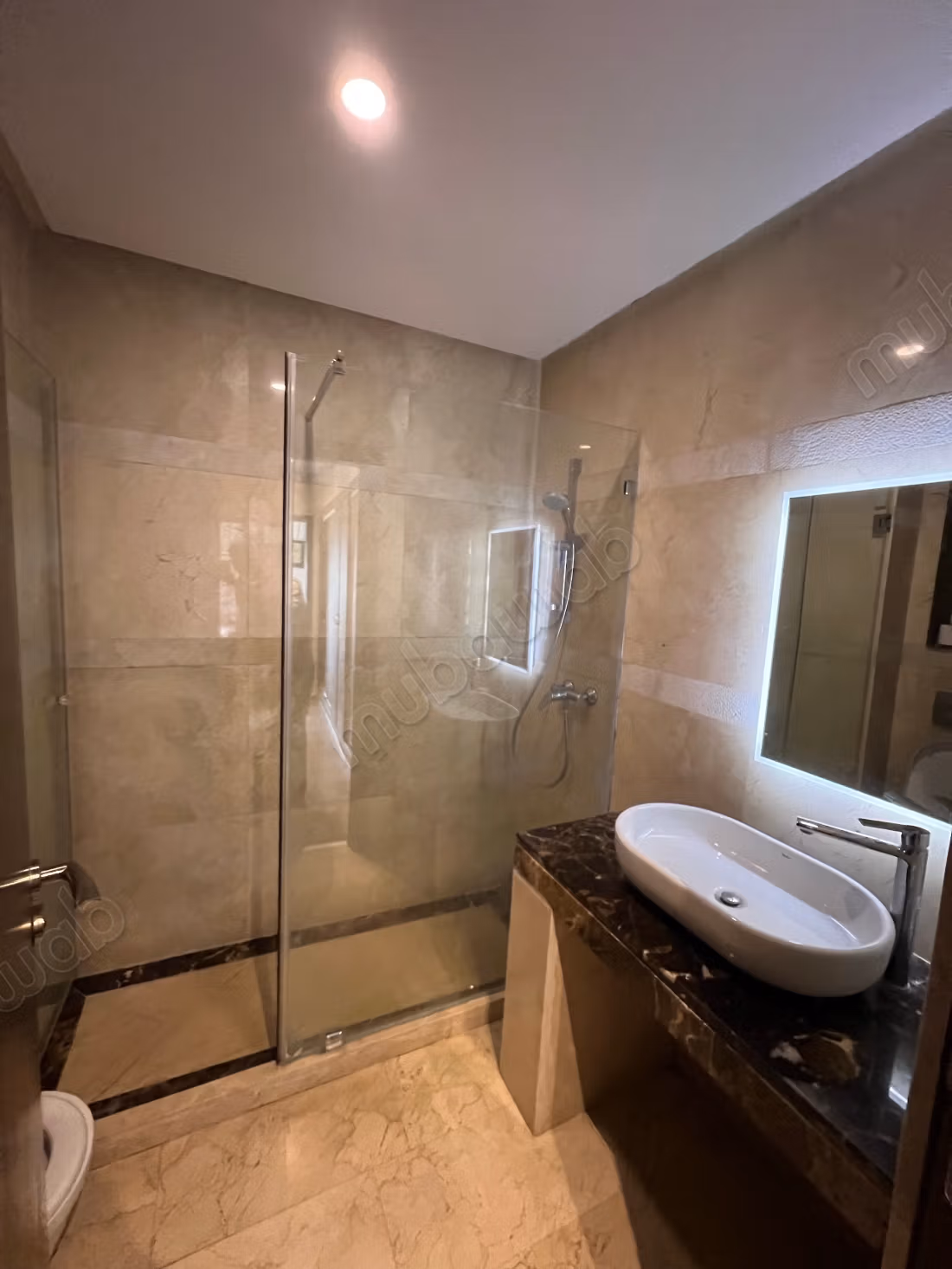 Apartamento lujoso de 3 habitaciones sin vistas