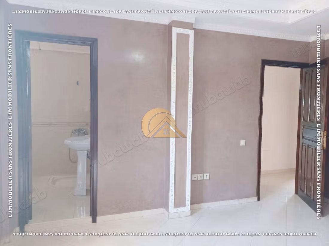 Villa vide de 176 m² à Afaq 1, Route d’Agadir – 3 chambres, 2 jardins et résidence sécurisée