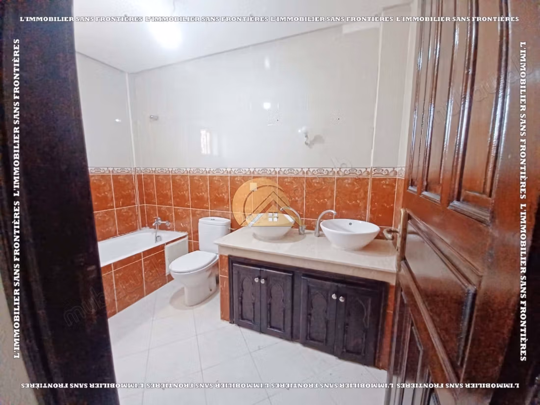 Villa vide de 176 m² à Afaq 1, Route d’Agadir – 3 chambres, 2 jardins et résidence sécurisée