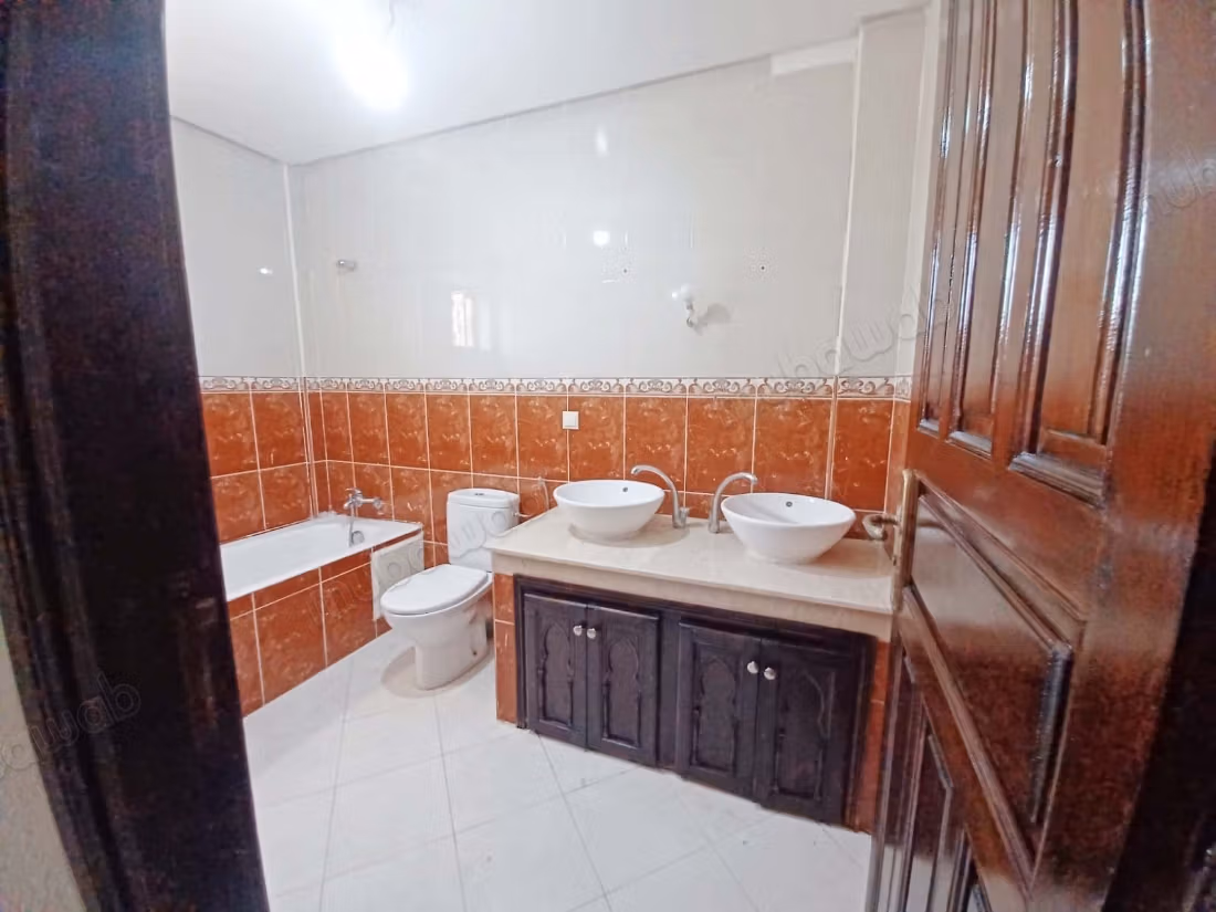 Villa vide de 176 m² à Afaq 1, Route d’Agadir – 3 chambres, 2 jardins et résidence sécurisée