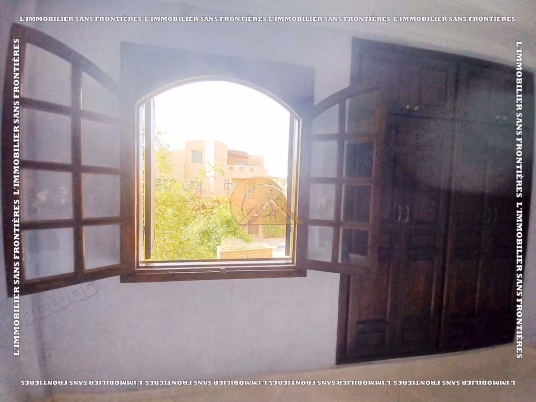Villa vide de 176 m² à Afaq 1, Route d’Agadir – 3 chambres, 2 jardins et résidence sécurisée