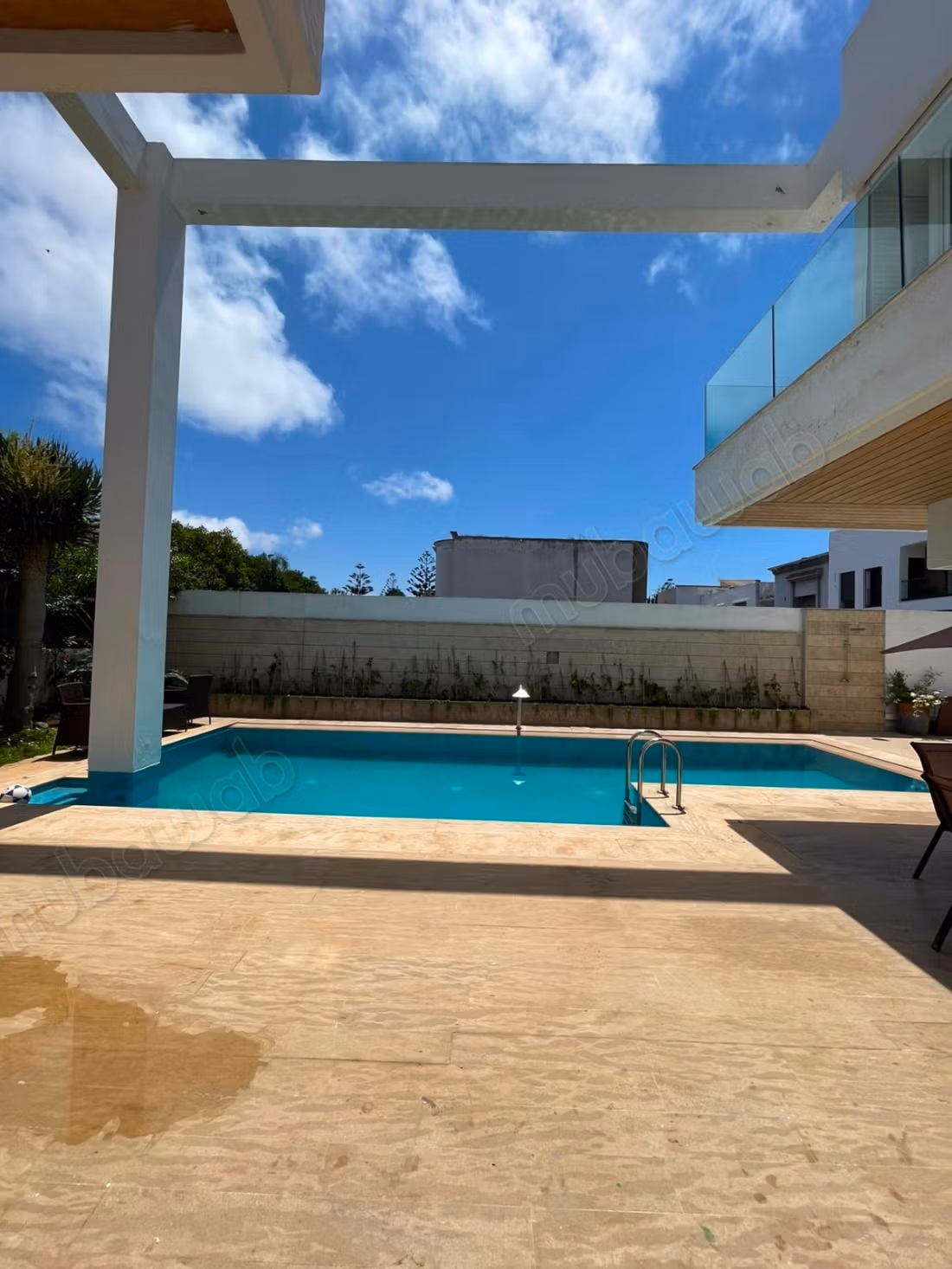 Magnifique villa à louer pour vos vacances à Ain Diab.
Surface de 900 m².
Cheminée, piscine