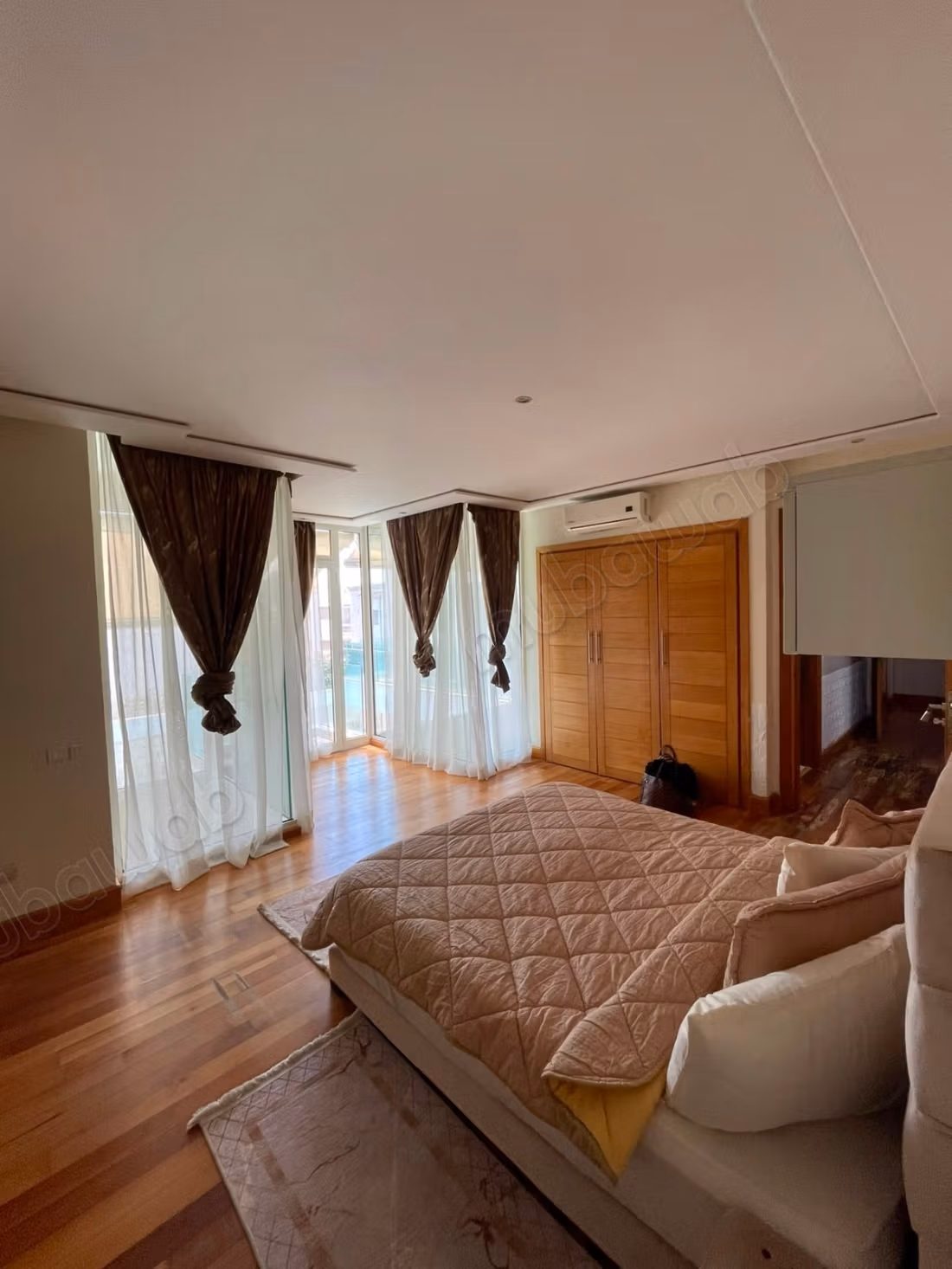 Magnifique villa à louer pour vos vacances à Ain Diab.
Surface de 900 m².
Cheminée, piscine